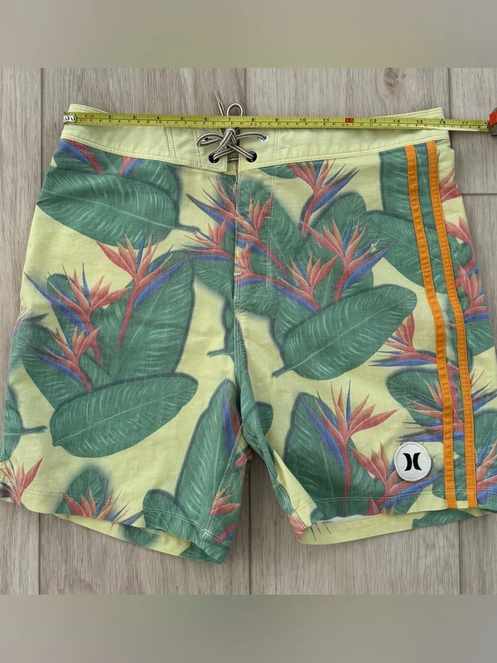 Men’s Hurley Phantom size 31 yellow tropical print board shorts swim trunks